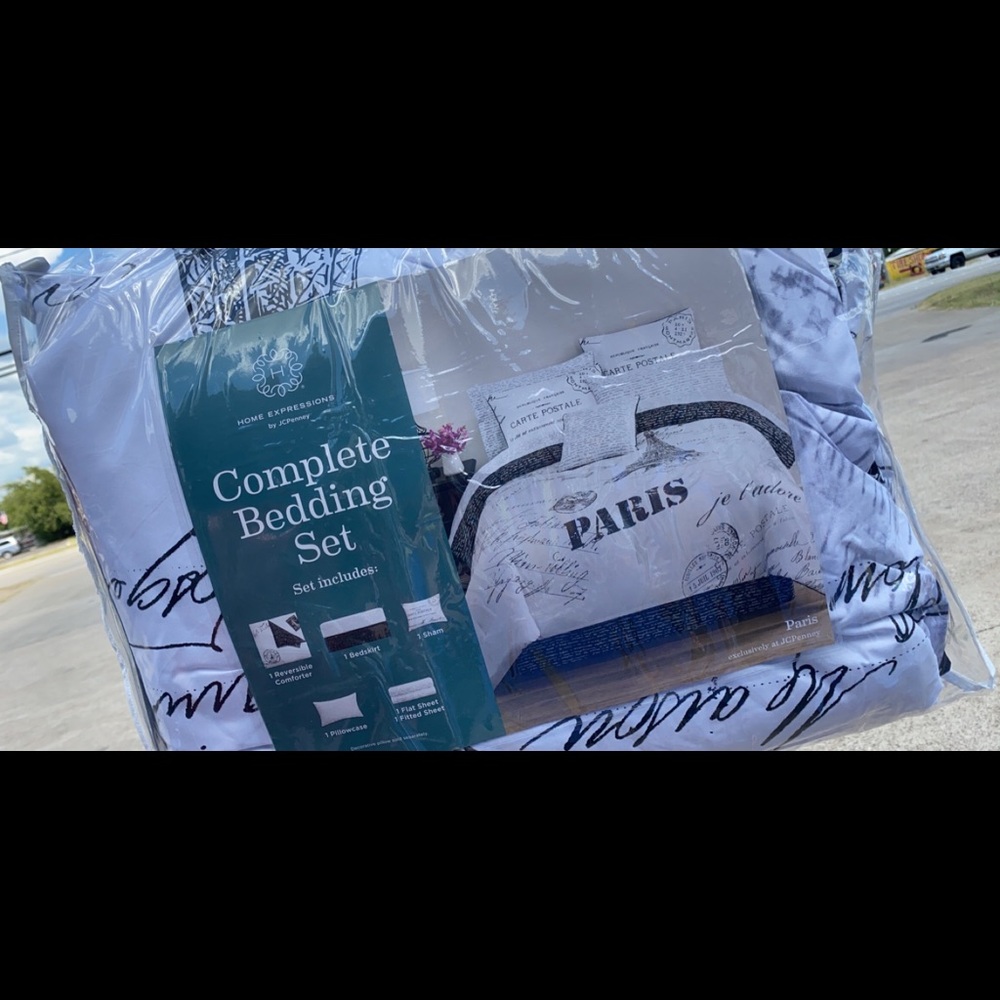 Twin size Paris themed bedding set